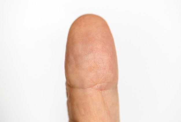 Close-up van vinger op witte achtergrond wordt geïsoleerd die
