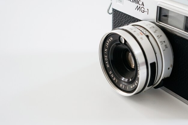 Close-up van vintage camera op een witte achtergrond
