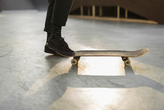 Close-up van voeten oefenen met het skateboard