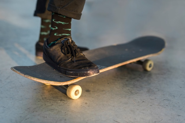 Close-up van voeten oefenen met het skateboard