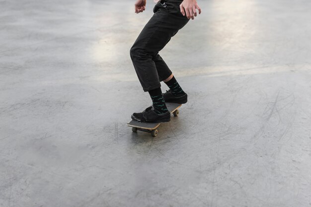 Close-up van voeten oefenen met het skateboard