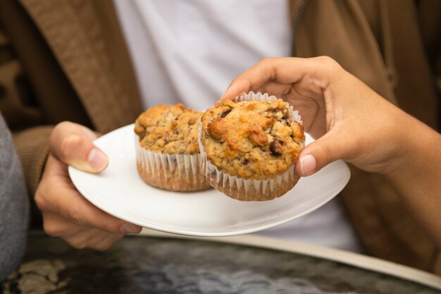 Close-up van vrienden die cupcakes eten