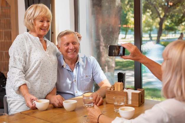 Close-up van vrienden die samen poseren