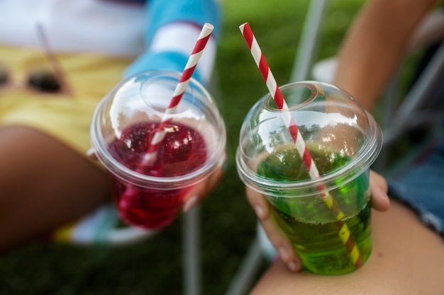 Gratis foto close-up van vrienden die slurpees drinken