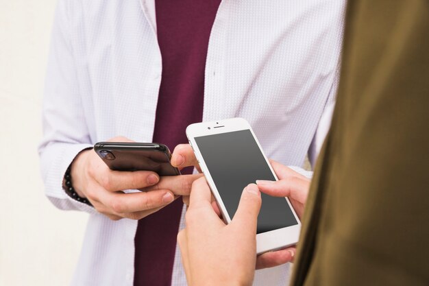 Close-up van vrienden met behulp van de smartphone