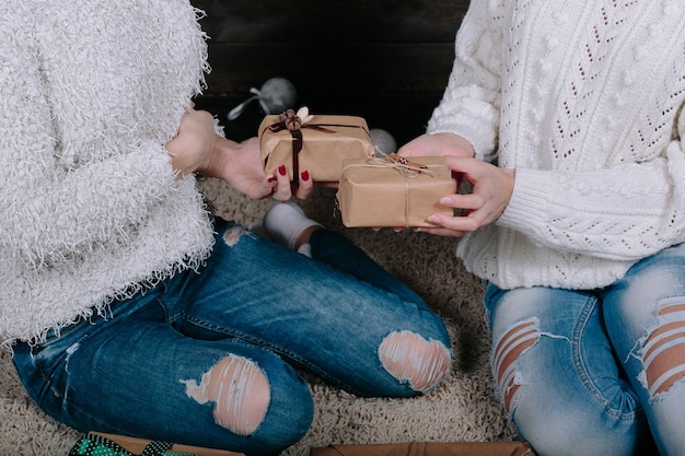 Close-up van vrienden uitwisselen van geschenken