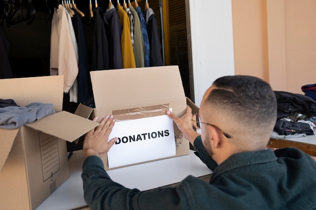 Gratis foto close-up van vrijwilligers die dingen organiseren voor donatie