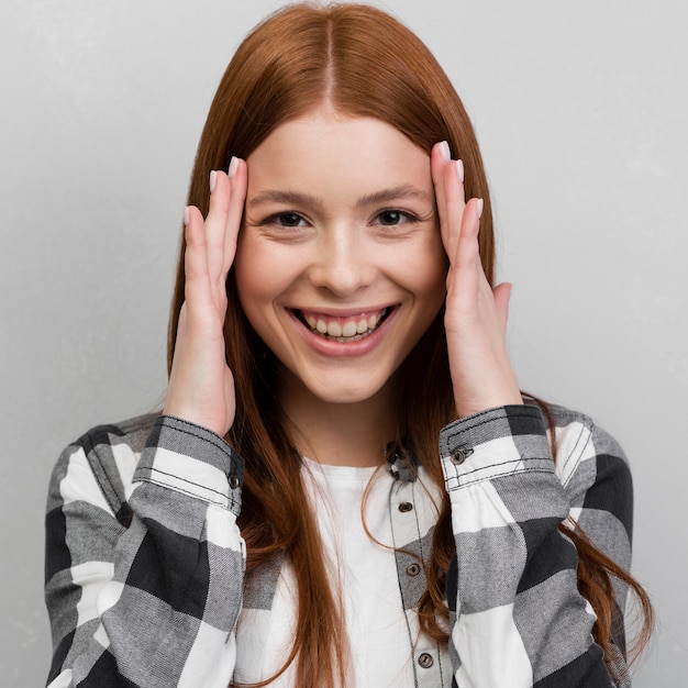 Gratis foto close up van vrolijke vrouw