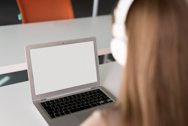 Gratis foto close-up van vrouw die een koptelefoon draagt