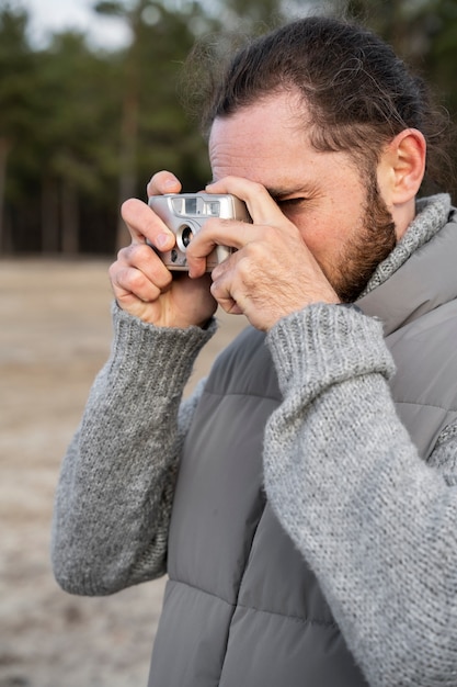 Gratis foto close-up van vrouw die foto's maakt