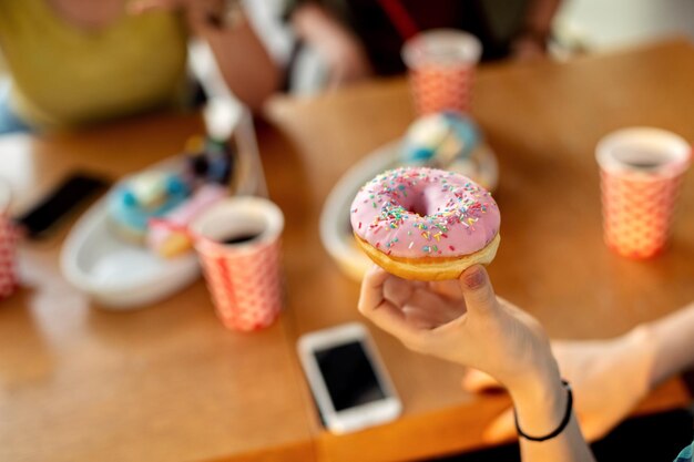 Close-up van vrouw die geglazuurde donut eet