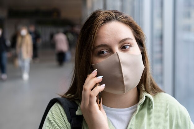 Close-up van vrouw die gezichtsmasker draagt