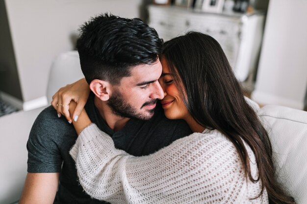 Close-up van vrouw die haar vriend omhelst