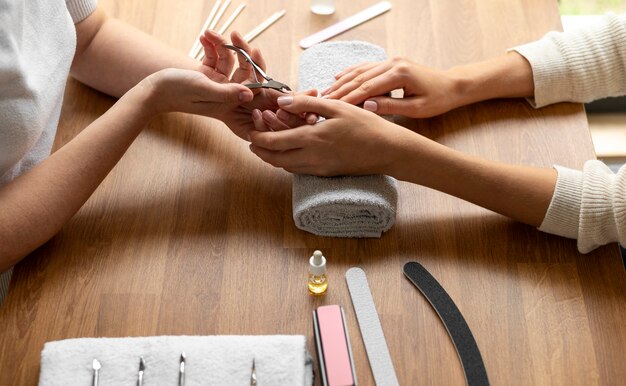 Close-up van vrouw die manicure laat doen