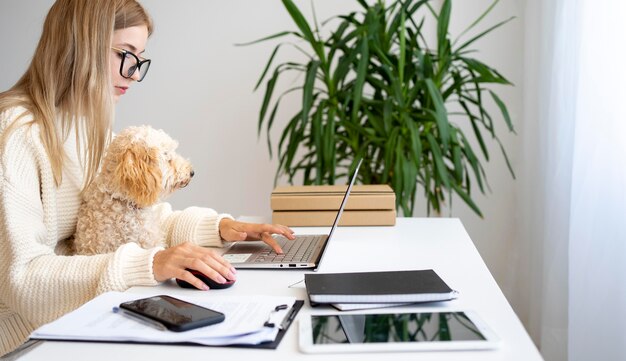 Close-up van vrouw die met hond werkt