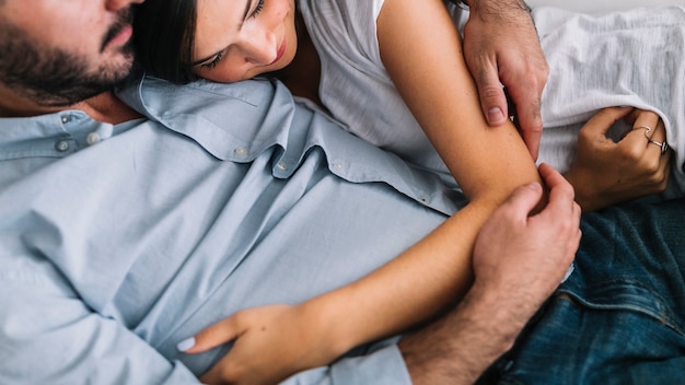 Gratis foto close-up van vrouw die met zijn vriend ligt