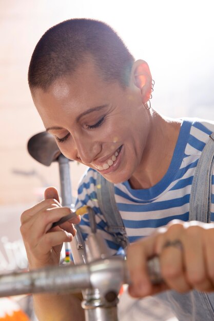 Close-up van vrouw die reparatieservice uitvoert