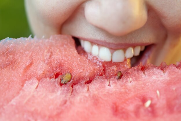Close-up van vrouw die watermeloen eet