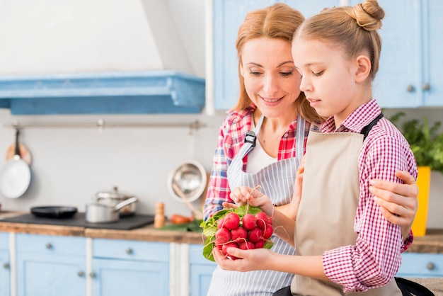 Gratis foto close-up van vrouw en haar dochterzitting in de keuken