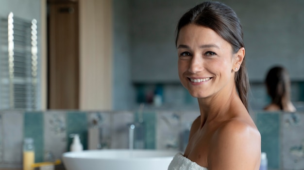 Gratis foto close-up van vrouw in haar badkamer