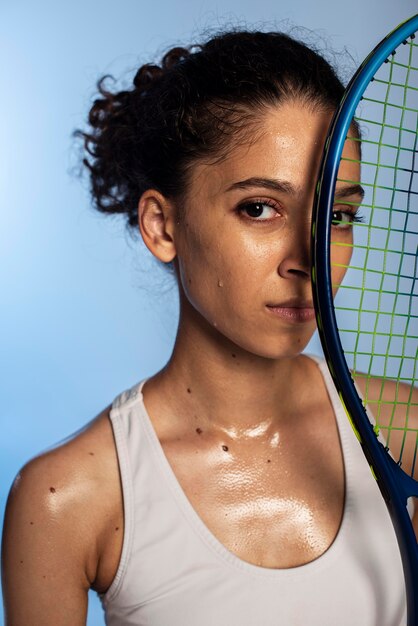 Close-up van vrouw met tennisracket