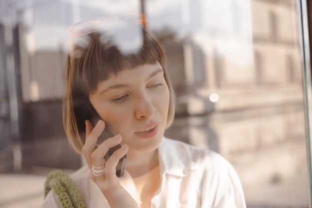 Close-up van vrouw praten over de telefoon