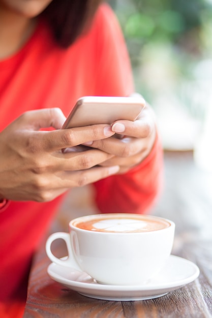 Close-up van vrouw sms sms in koffie winkel