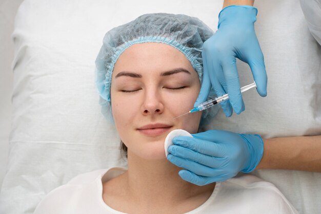 Close-up van vrouw tijdens lipvullerprocedure