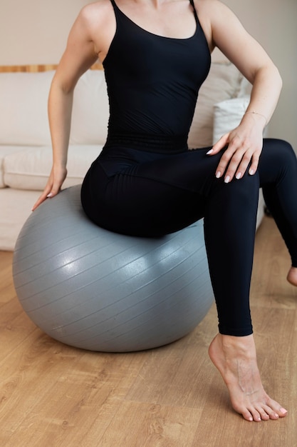 Gratis foto close-up van vrouw zittend op gym ball