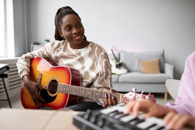 Close-up van vrouwen die binnenshuis muziek maken