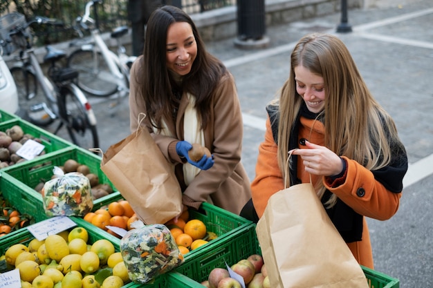 Close-up van vrouwen die boodschappen doen