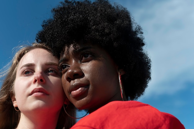 Gratis foto close-up van vrouwen knuffelen