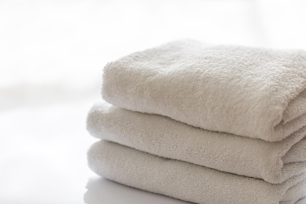 Close-up van witte badstof badhanddoeken gestapeld spa concept