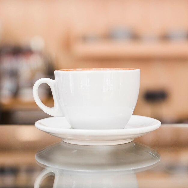 Close-up van witte koffiekop in caf�-winkel
