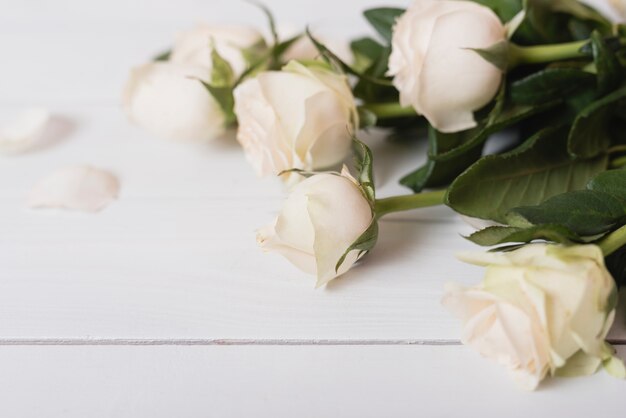Close-up van witte rozen op houten tafel