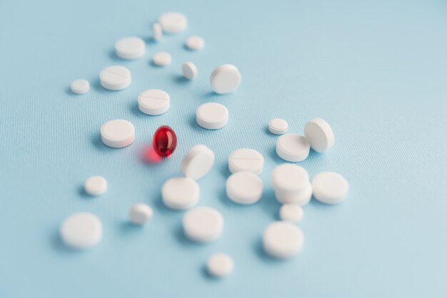 Close up van witte tabletten met een rode capsule