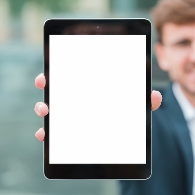 Close-up van zakenman die de witte digitale tablet van de het schermvertoning toont