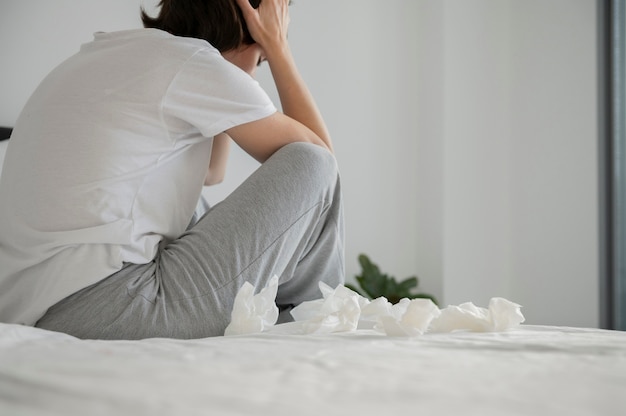 Close-up van zieke vrouw met tissues