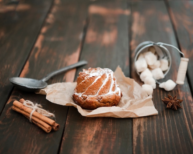 Close-up van zoet dessert met kaneel