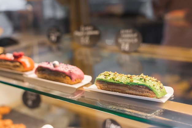 Gratis foto close-up van zoete plakcake in een glaskabinet