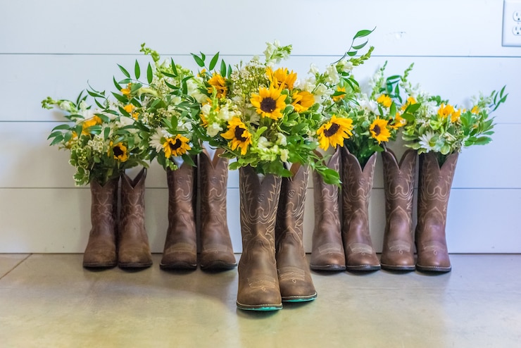 Gratis Foto close-up van zonnebloemen in laarzen