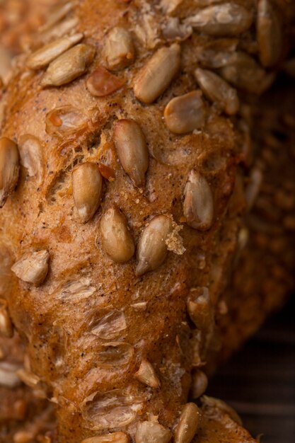 Close-up van zonnebloempitten op bagel