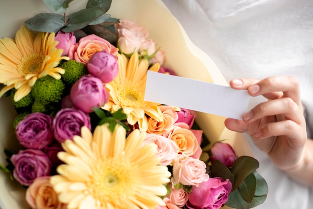 Gratis foto close-up verjaardagsbloemen met lege notitie