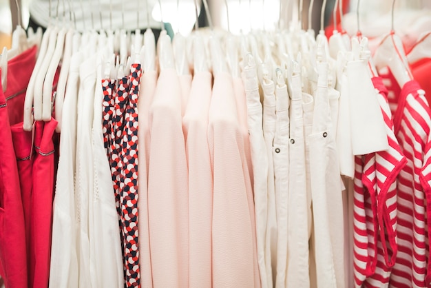 Close-up verschillende kleding op hangers