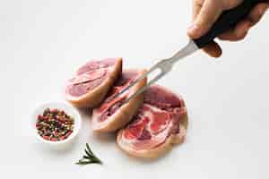 Gratis foto close-up verse lapjes vlees op de lijst met peper