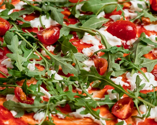 Close-up verse pizza met zalm