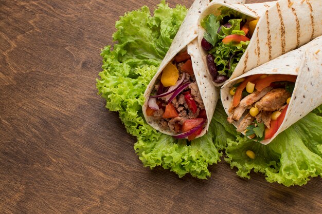 Close-up verse tortilla wraps met groenten en vlees