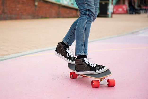 Close-up voeten op skateboard