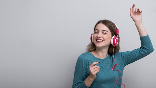 Gratis foto close-up volwassen vrouw die van goede muziek geniet