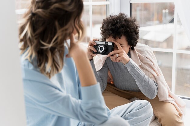 Close-up vrouw die foto's maakt met camera